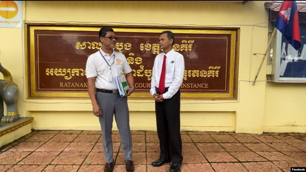 ប្រធានគណបក្ស​ជំនាន់ថ្មីលោក មាជ សុវណ្ណារ៉ា សន្ទនាជាមួយមេធាវីរបស់លោកនៅមុខសាលាដំបូងខេត្តរតនគិរី កាលពីថ្ងៃទី៧ ខែតុលា ឆ្នាំ២០២៤។ (Facebook / គណបក្សជំនាន់ថ្មី)