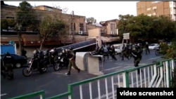 عکسی از حمله پلیس به معترضان در تجمع روز پنجشنبه ۱۰ مهر در تبریز. 