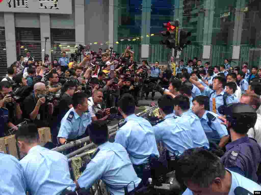 香港警方星期三上午展開強行清場行動（美國之音海彥拍攝)。