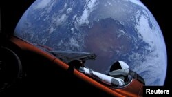 Mobil Tesla Roadster berwarna merah mengangkasa setelah diterbangkan ke antariksa oleh roket Spacex, Falcon Heavy, 9 Februari 2018. (SpaceX via Reuters)