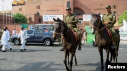  ورلڈ الیون کے دورے کے موقع پر لاہور کے قذافی اسٹیڈیم میں گھڑ سوار پولیس گشت کر رہی ہے۔ ستمبر 2017