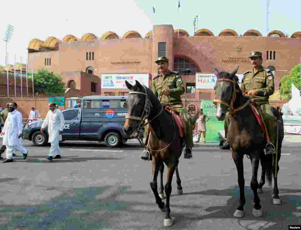 میچ کے موقع گھڑ سوار پولیس اہلکاروں کا دستہ بھی قذافی اسٹیڈیم کے باہر تعینات کیا گیا ہے۔