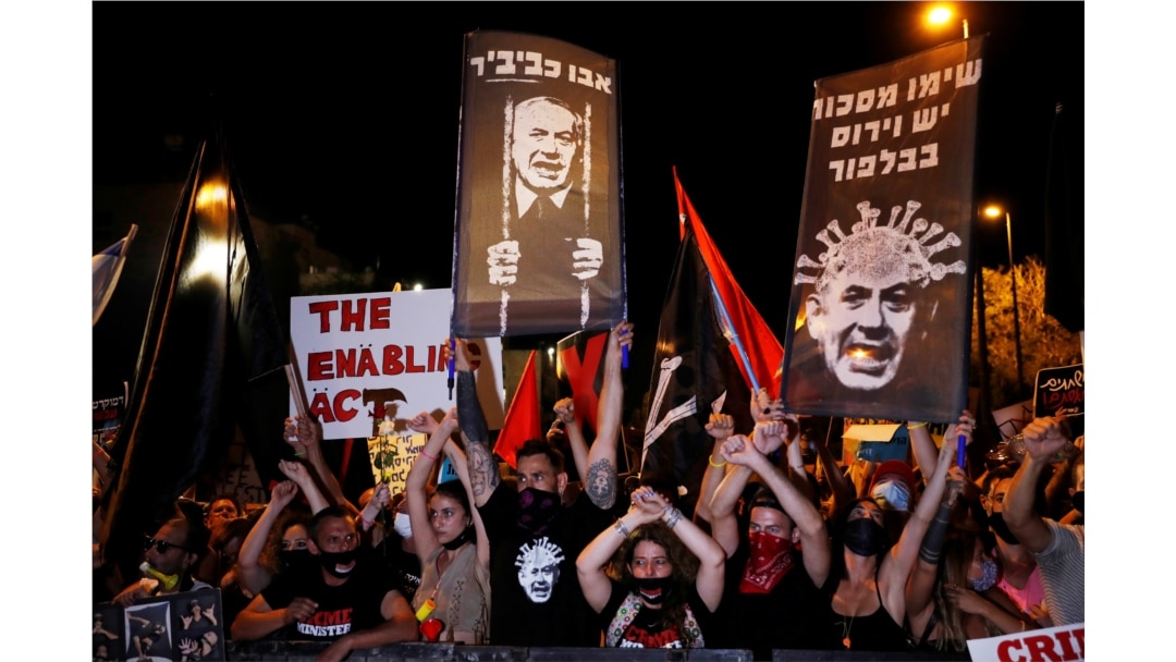 Aksi protes warga Israel terhadap PM Benjamin Netanyahu dan tanggapan pemerintahannya terhadap krisis keuangan akibat pandemi Covid-19, di luar kediaman Netanyahu di Yerusalem, 21 Juli 2020.
