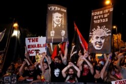 Aksi protes warga Israel terhadap PM Benjamin Netanyahu dan tanggapan pemerintahannya terhadap krisis keuangan akibat pandemi Covid-19, di luar kediaman Netanyahu di Yerusalem, 21 Juli 2020.