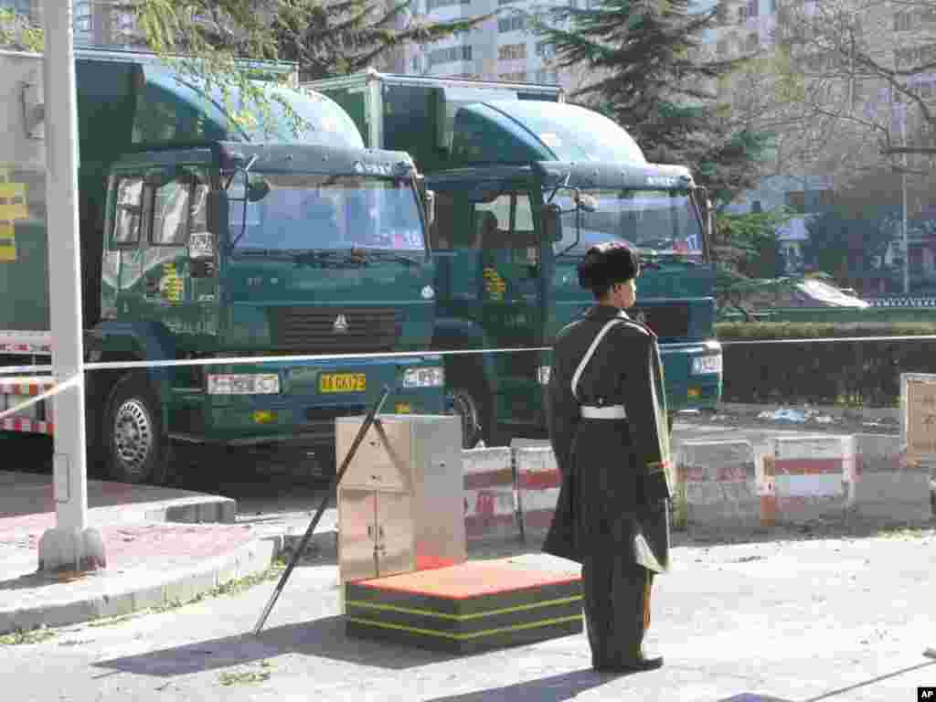 武警在周边地区站岗