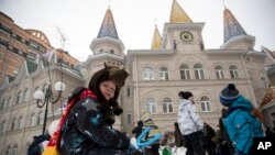 Des enfants jouent dans la cour d'un jardin d'enfants à la ferme d'État Lénine, à l'extérieur de Moscou,le 26 janvier 2018.