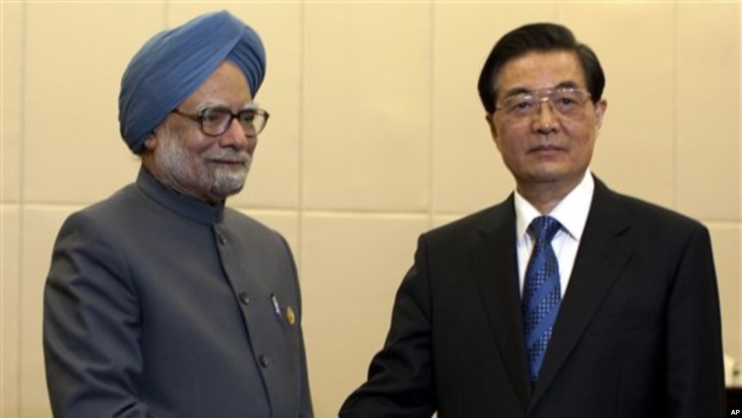 PM India Manmohan Singh melakukan kunjungan ke provinsi Hainan di Tiongkok, disambut oleh Presiden Hu Jintao (foto: dok). Kedua negara sepakat meningkatkan kerjasama ekonomi mereka dalam situasi ekonomi global saat ini.