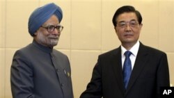 PM India Manmohan Singh melakukan kunjungan ke provinsi Hainan di Tiongkok, disambut oleh Presiden Hu Jintao (foto: dok). Kedua negara sepakat meningkatkan kerjasama ekonomi mereka dalam situasi ekonomi global saat ini.