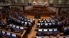 Sejumlah anggota Parlemen Portugal memberikan suara menentang mosi kepercayaan pada pemerintah dalam sebuah sidang di Lisbon, Portugal, pada 12 Maret 2025. (Foto: Reuters/Pedro Nunes)