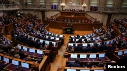 Sejumlah anggota Parlemen Portugal memberikan suara menentang mosi kepercayaan pada pemerintah dalam sebuah sidang di Lisbon, Portugal, pada 12 Maret 2025. (Foto: Reuters/Pedro Nunes)