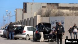 Para penumpang tampak tengah dievakuasi di bandara Mitiga, di Tripoli, Libya, 8 April 2019 (foto: Reuters/Hani Amara)