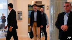 Kryeministri kanadez Justin Trudeau në hyrjen e hotelit në Florida, pas takimit në Mar-a-Lago (30 nëntor 2024)