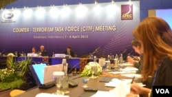 Pertemuan pembukaan APEC 2013 di Surabaya membahas masalah penanganan terorisme yang mengancam perekonomian. (Foto: dok) Para menteri perdagangan APEC telah membuka pertemuan tahunan di Surabaya, Sabtu (20/4).