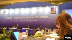 Pertemuan pembukaan APEC 2013 di Surabaya membahas masalah penanganan terorisme yang mengancam perekonomian. (VOA/Petrus Riski)