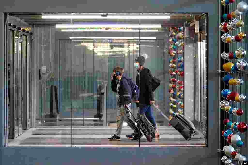 미국 추수감사절 연휴를 마치고 귀가하는 여행객이 29일 시카고 오헤어 공항 터미널을 통과하고 있다. 일리노이주 당국은 추수감사절 연휴에 일리노이주를 방문한 많은 여행객들로 인해 신종 코로나바이러스 확산이 급증할 것에 대비하고 있다고 밝혔다. 