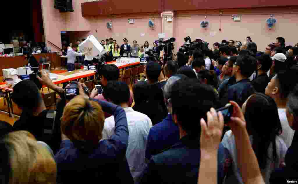 Miembros de la prensa y el público observan el proceso de conteo en la mesa de votación en el distrito South Horizons West en Hong Kong, China, 24 de noviembre de 2019.