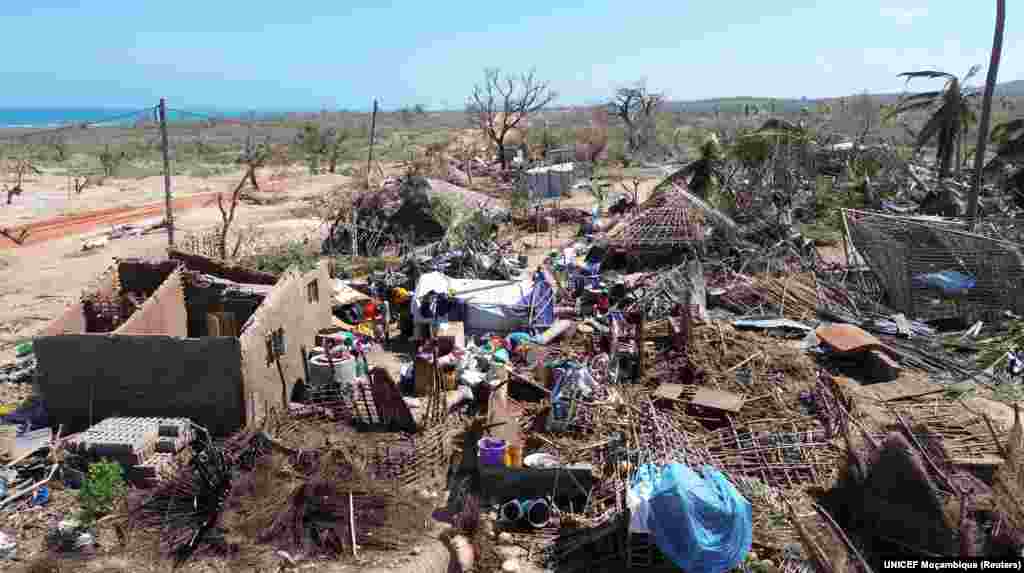 Pessoas&nbsp; no meio de edifícios destruídos, árvores desenraizadas e destroços após o ciclone Chido ter atingido o distrito de Mecufi, província de Cabo Delgado, Moçambique, a 16 de dezembro de 2024, nesta captura de ecrã retirada de um vídeo de um drone.