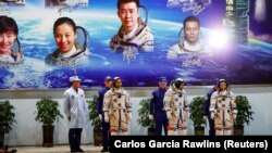 Astronot Ye Guangfu, Zhai Zhigang dan Wang Yaping dalam upacara menjelang peluncuran roket Long March-2F Y13, membawa pesawat ruang angkasa Shenzhou-13 dan mereka dalam misi awak kedua China untuk membangun stasiun ruang angkasa sendiri. (Foto: Reuters)