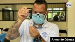 Jornada de vacunación de los Asistente Técnicos en Atención Primaria (ATAP) de la estatal Caja Costarricense del Seguro Social. [Foto Armando Gómez]