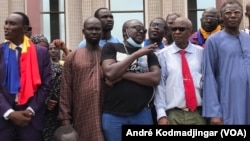 Me Max Loalngar au en milieux en t-shirt noir entouré des autres leaders de Wakit Tama, au Tchad, le 9 août 2021. (VOA/André Kodmadjingar)