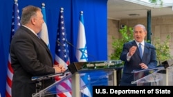 AQSh Davlat kotibi Mayk Pompeo (chapda) Isroil Bosh vaziri Benymin Netanyaxu bilan, Quddus, Isroil, 2020-yil, 13-may