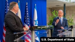 Menlu AS Mike Pompeo (kiri) dan PM Israel Benjamin Netanyahu dalam jumpa pers bersama di Yerusalem hari Rabu (13/5). 