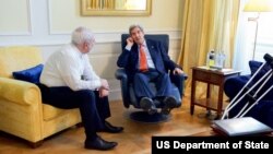 گفتگوی غیررسمی جان کری و محمدجواد ظریف وزیران خارجه آمریکا و ایران در حاشیه مذاکرات اتمی وین - ۳ ژوئیه ۲۰۱۵