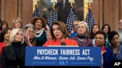 众议院议长佩洛西在国会山的一次倡导男女同工同酬并推动《公平工资法》的活动上讲话。(2019年1月30日)