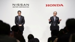 Makoto Uchida, Presiden dan CEO Nissan Motor dan Toshihiro Mibe, Presiden dan CEO Honda Motor, hadir dalam konferensi pers bersama mereka di Tokyo (foto: dok). 