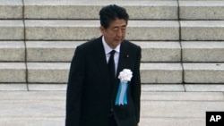 រូបឯកសារ៖ នាយក​រដ្ឋមន្រ្តី​ជប៉ុន​លោក Shinzo Abe (ស៊ីនហ្សូ អាបេ) ដើរ​ចេញពី​កន្លែង​ដែល​លោក​ទើបតែ​បាន​ថ្លែងសុន្ទរកថា នៅក្នុង​ពិធី​ប្រារព្ធ​ខួប​លើក​ទី៧៥ នៃ​ការទម្លាក់​គ្រាប់បែក​បរិមាណូ នៅ​ឧទ្យាន Hiroshima Peace Memorial Park ក្នុង​ទីក្រុង​ហ៊ីរ៉ូស៊ីម៉ា កាលពី​ថ្ងៃទី៦ ខែសីហា ឆ្នាំ២០២០។