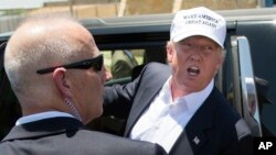 La rápida visita a la frontera se dio mientras Trump sigue ganando protagonismo en la contienda presidencial republicana. 