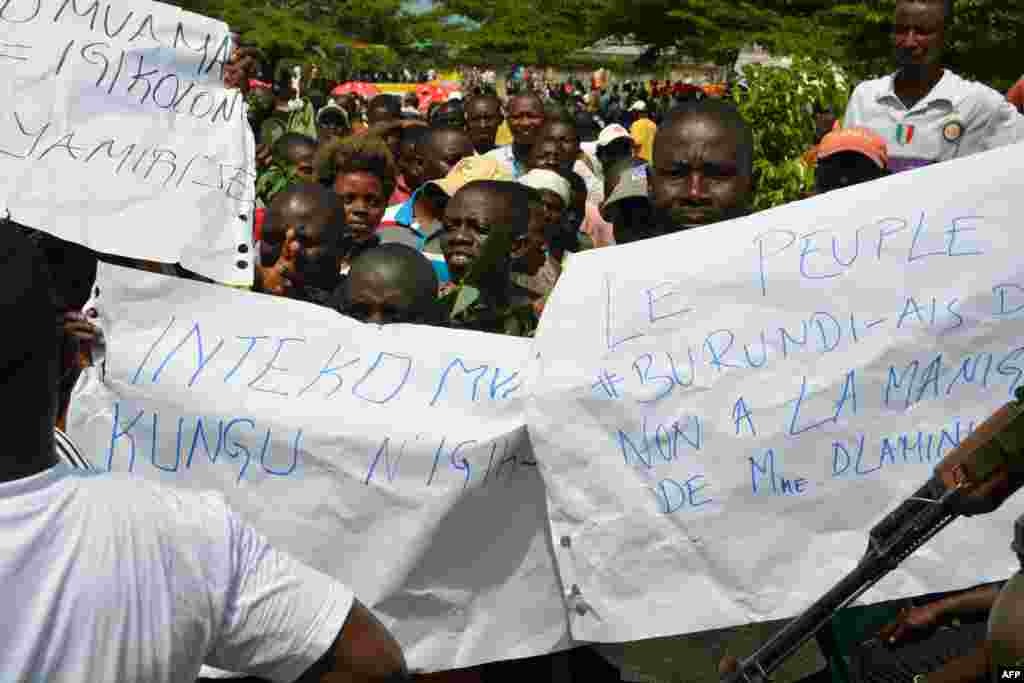 Des Burundais manifestent après l&#39;annonce de la creation du mouvement rebelle Forces républicaines du Burundi à Bujumbura, Burundi, 26 décembre 2015.