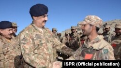 KSAD Pakistan Jendral Raheel Sharif menginspeksi pasukannya, Waziristan Utara.