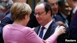 Accolade entre la chancelière allemande Angela Merkel et le président français François Hollande lors du sommet de l'UE à Bruxelles, en Belgique, le 9 mars 2017