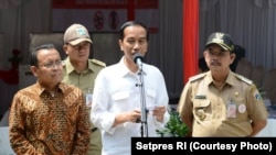 Presiden RI Joko Widodo memberikan suara di TPS IV Kelurahan Gambir, Jakpus, Rabu siang (19/4). (foto: Setpres RI)