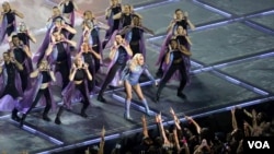 Lady Gaga lors du spectacle à la mi-temps du Super Bowl à Houston, au Texas, le 5 février 2017 (B. Allen / VOA)