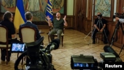 Владимир Зеленский выступает во время интервью агентству Reuters в Киеве, Украина, 20 мая 2024 года