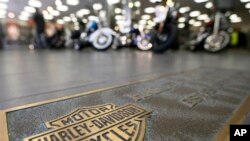 Filas de motocicletas en el piso de exposición en un concesionario Harley-Davidson, en Glenshaw, Pennsylvania. (AP Photo/Keith Srakocic)
