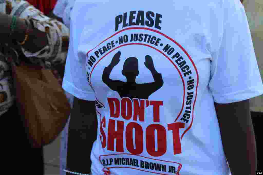 Una asistente usando una camiseta con las palabras: "no dispares"; y el mensaje: "descansa en paz Michael Brown". [Foto: Alberto Pimienta, VOA]