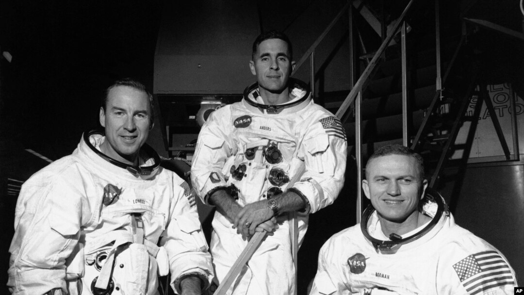 ARSIP – Foto arsip yang diambil tanggal 18 Desember 1968 dari astronot awak misi Apollo 8, dari kiri, James Lovell, pilot modul pengendali; William Anders, pilot modul pendaratan di bulan; dan Frank Borman, komandan misi, berdiri di depan simulator misi (foto: AP Photo/Arsip)