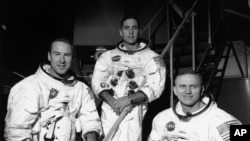 ARSIP – Foto arsip yang diambil tanggal 18 Desember 1968 dari astronot awak misi Apollo 8, dari kiri, James Lovell, pilot modul pengendali; William Anders, pilot modul pendaratan di bulan; dan Frank Borman, komandan misi, berdiri di depan simulator misi (foto: AP Photo/Arsip)