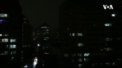 中国政协年度会议开幕当天下午3时的北京城出现白昼黑夜奇观