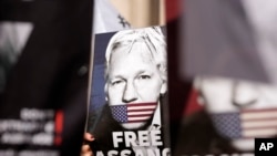 Manifestantes colocan carteles ante el Alto Tribunal en Londres, el lunes 20 de mayo de 2024. Una corte británica determinó que el fundador de WikiLeaks, Julian Assange, puede apelar su extradición a Estados Unidos por cargos de espionaje.