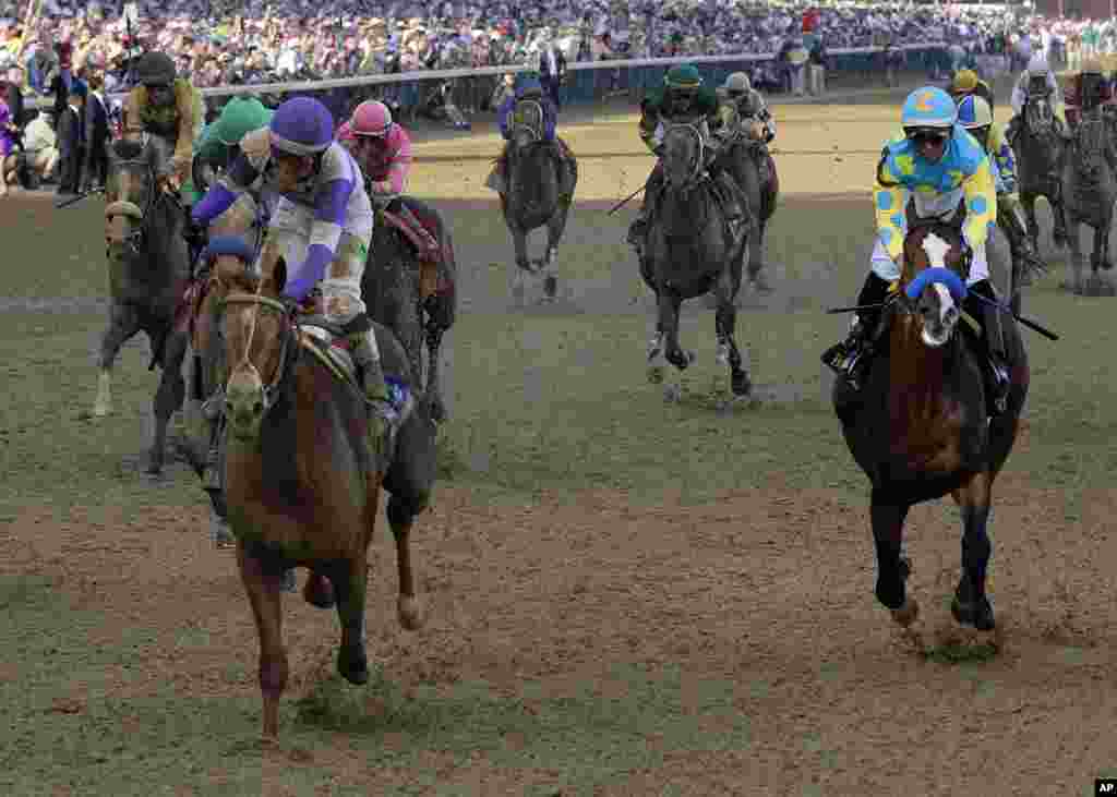 Mario Guti&eacute;rrez con "I'll Have Another" cruza el disco superando a "Bodemeister", para ganar el Derby de Kentucky. (AP Photo/David J. Phillip)