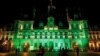 Lampu hijau tampak di fasad Hotel de Ville di Paris, Prancis, setelah Presiden AS Donald Trump mengumumkan keputusannya bahwa Amerika Serikat akan menarik diri dari Perjanjian Iklim Paris. (Foto: Reuters)