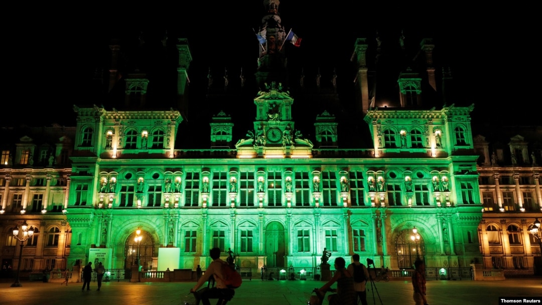 Lampu hijau tampak di fasad Hotel de Ville di Paris, Prancis, setelah Presiden AS Donald Trump mengumumkan keputusannya bahwa Amerika Serikat akan menarik diri dari Perjanjian Iklim Paris. (Foto: Reuters)