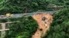 Fotografía publicada por la agencia de noticias Xinhua, vista aérea que muestra a los rescatistas trabajando en el lugar de un tramo de carretera colapsado de la autopista Meizhou-Dabu en Meizhou, provincia de Guangdong, en el sur de China, el miércoles 1 de mayo de 2024.