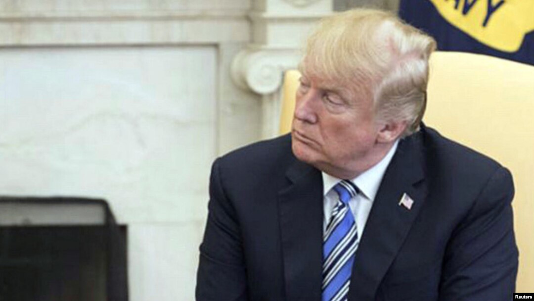 En la foto, el presidente de los EE. UU., Donald Trump, escucha al jefe de seguridad nacional de Corea del Sur, Chung Eui-yong, en la Oficina Oval sobre Corea del Norte, en Washington, el 8 de marzo de 2018.