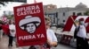 Una manifestante sostiene un cartel en una protesta contra el presidente Pedro Castillo, en Lima la capital del Perú. Foto de archivo.
