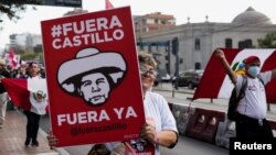 Una manifestante sostiene un cartel en una protesta contra el presidente Pedro Castillo, en Lima la capital del Perú. Foto de archivo.